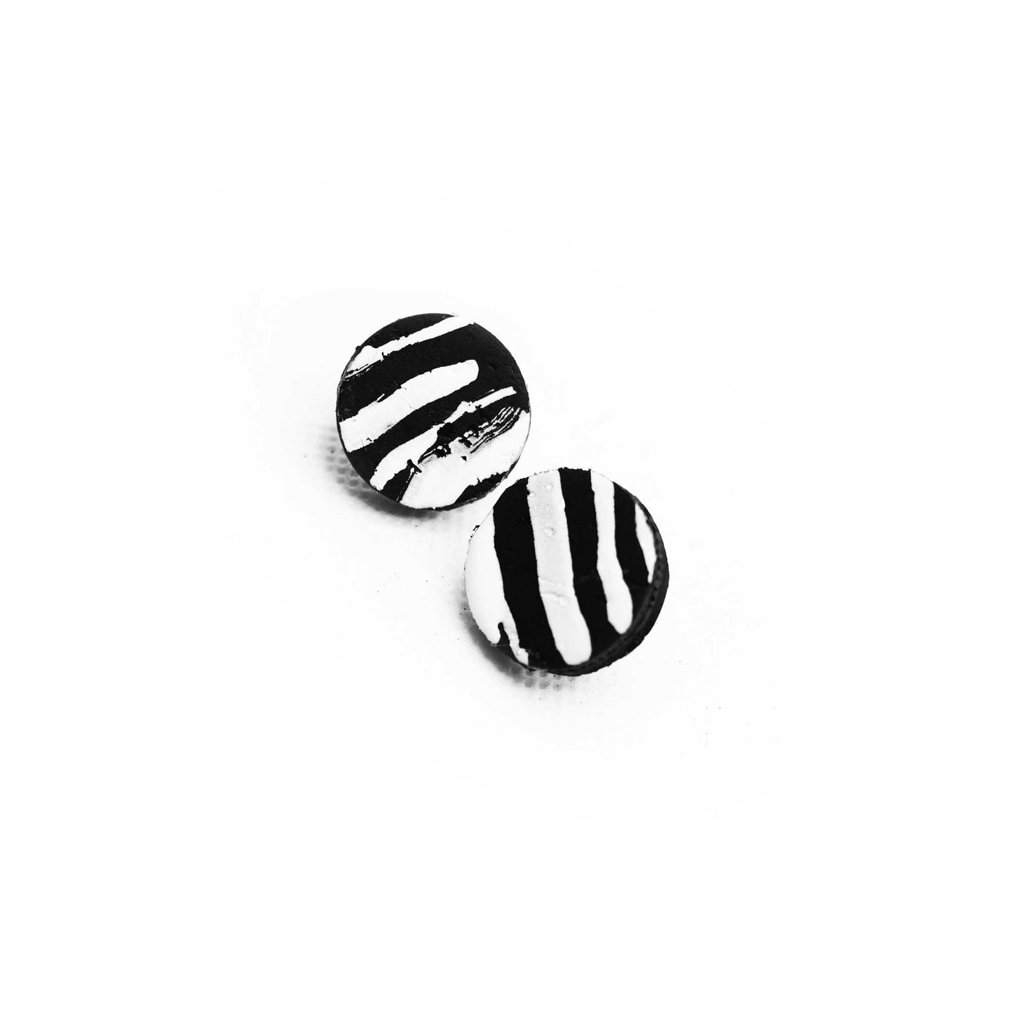 Boucles d'oreilles en liège peint à la main, motifs abstraits noirs et blancs, design artistique et contemporain