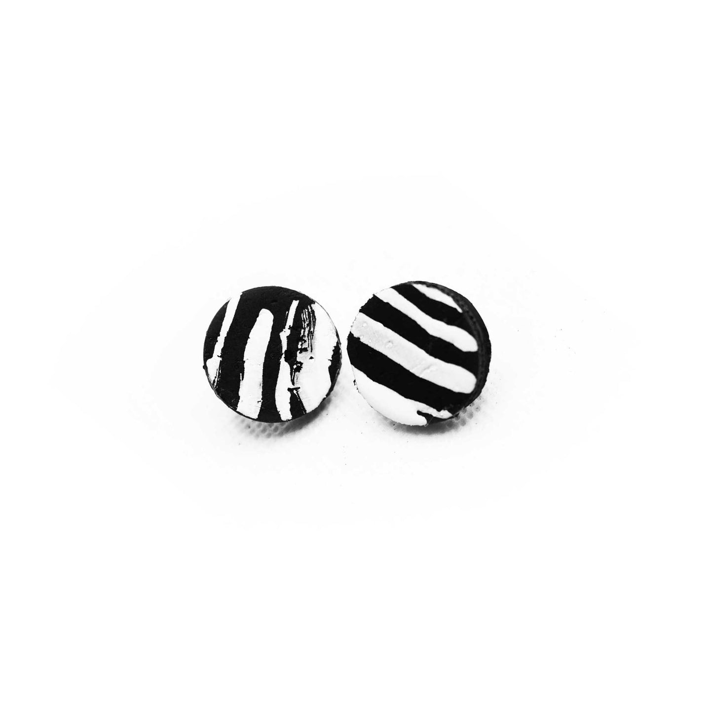 Boucles d'oreilles légères en liège, motif abstrait noir et blanc, inspiration moderne et unique