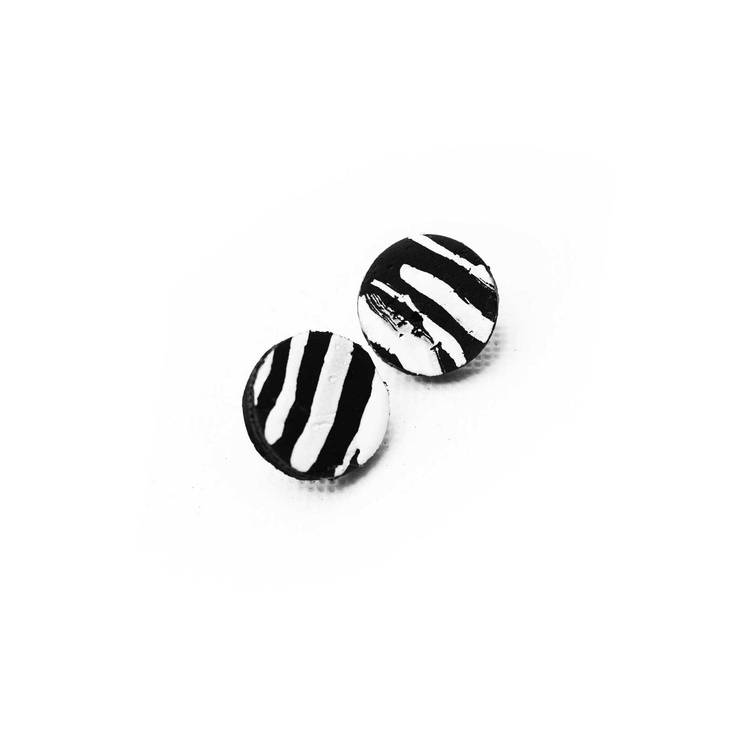 Boucles en liège peint à la main, formes abstraites fluides et géométriques, contraste noir et blanc