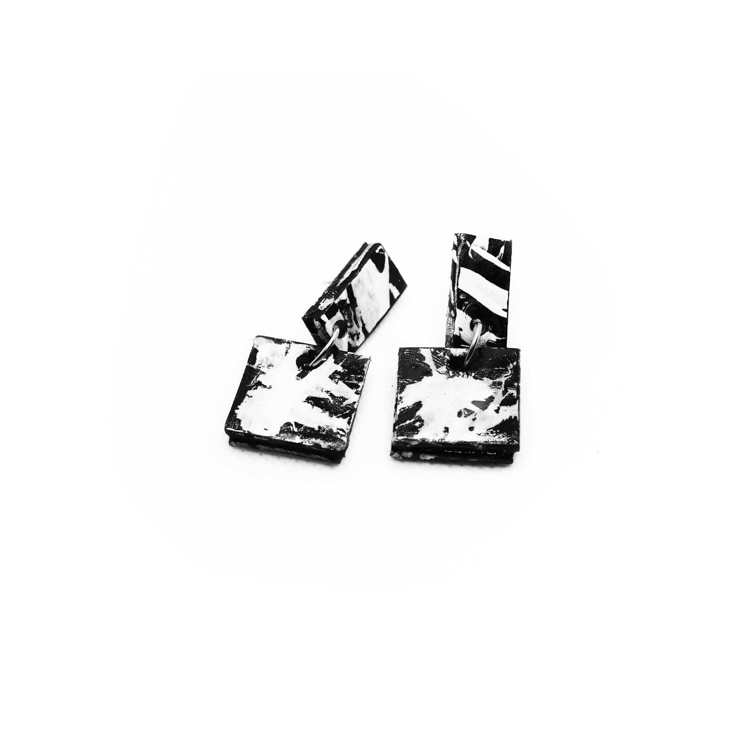 Boucles d'oreilles en liège peint, design asymétrique et contrasté en noir et blanc, original et dynamique