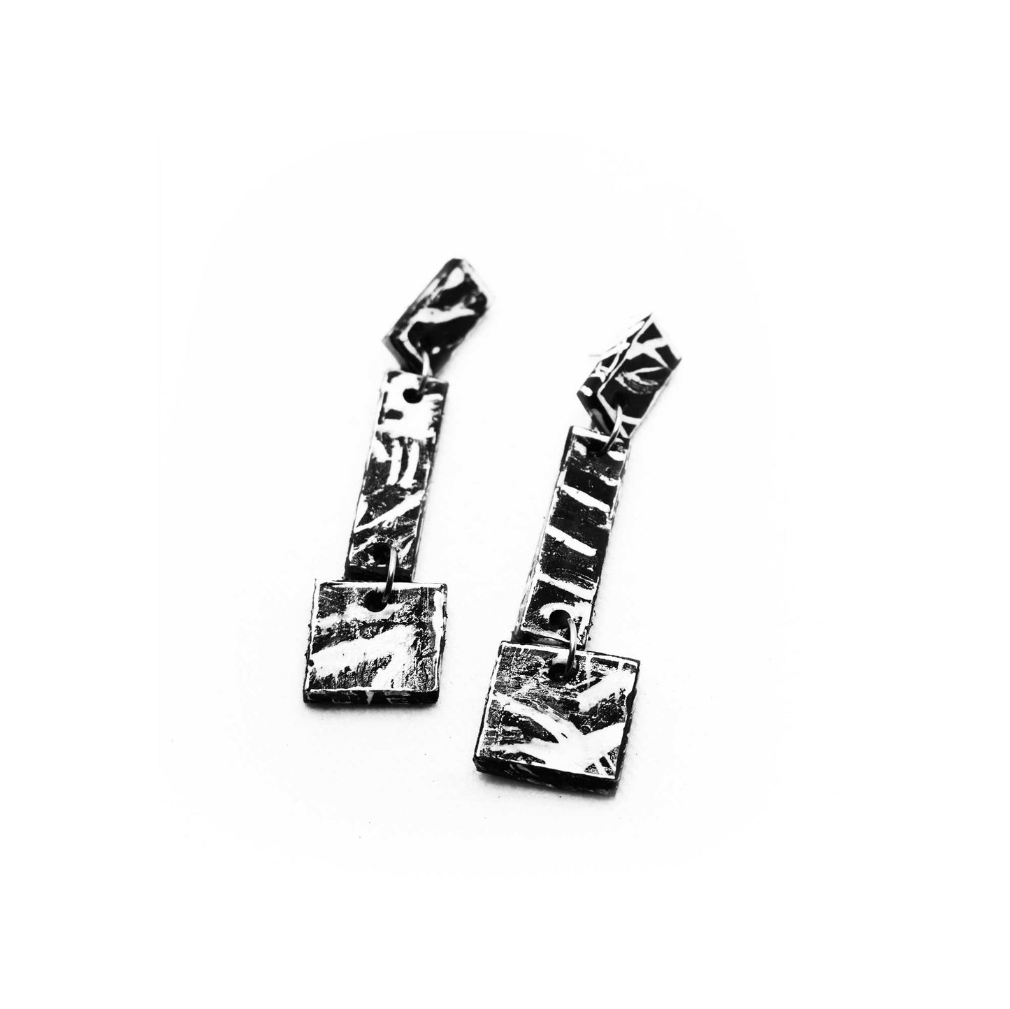 Boucles d'oreilles en liège peint à la main, motif abstrait en noir et blanc, design contemporain et élégant