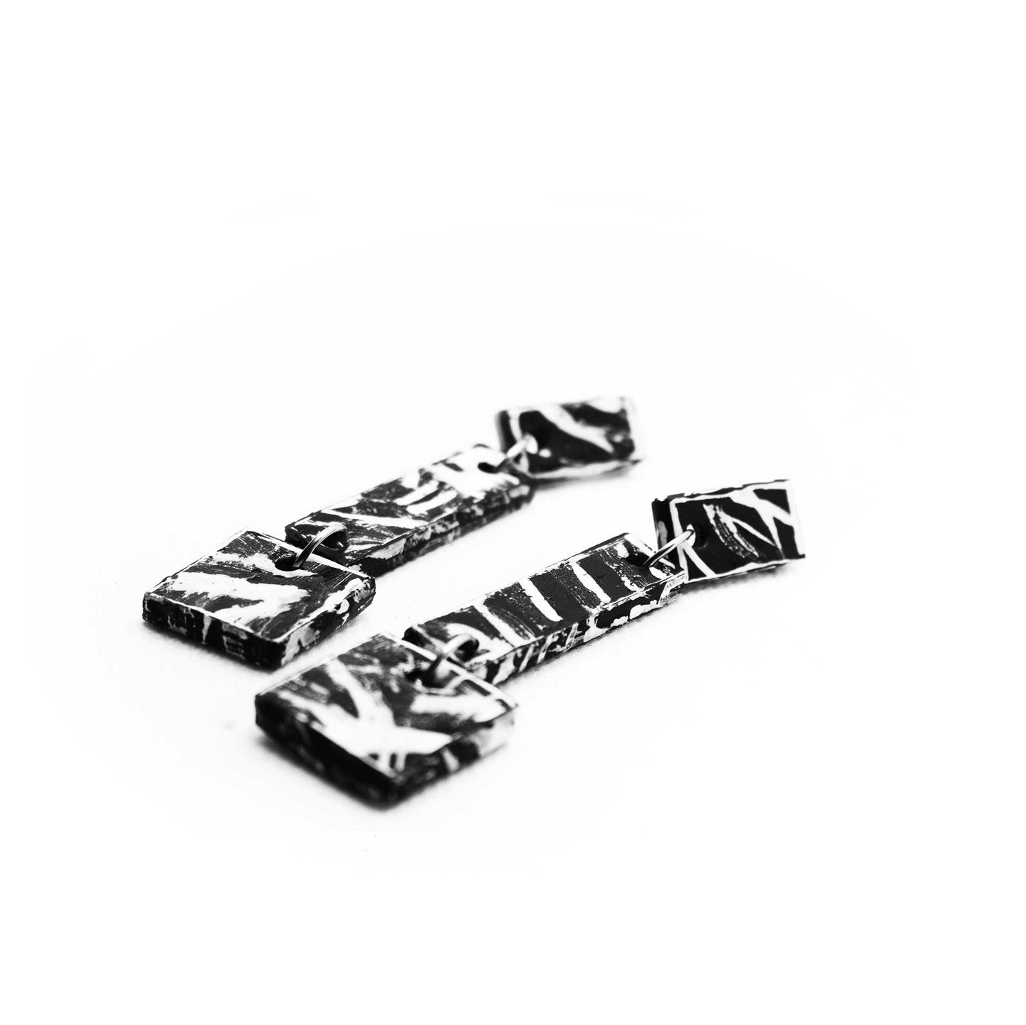 Boucles d'oreilles en liège peint à la main, motif abstrait angulaire en noir et blanc, minimalisme audacieux