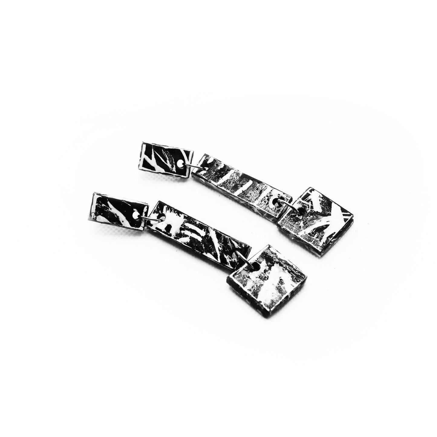 Boucles d'oreilles en liège peint à la main, forme abstraite en noir et blanc, chic et élégant