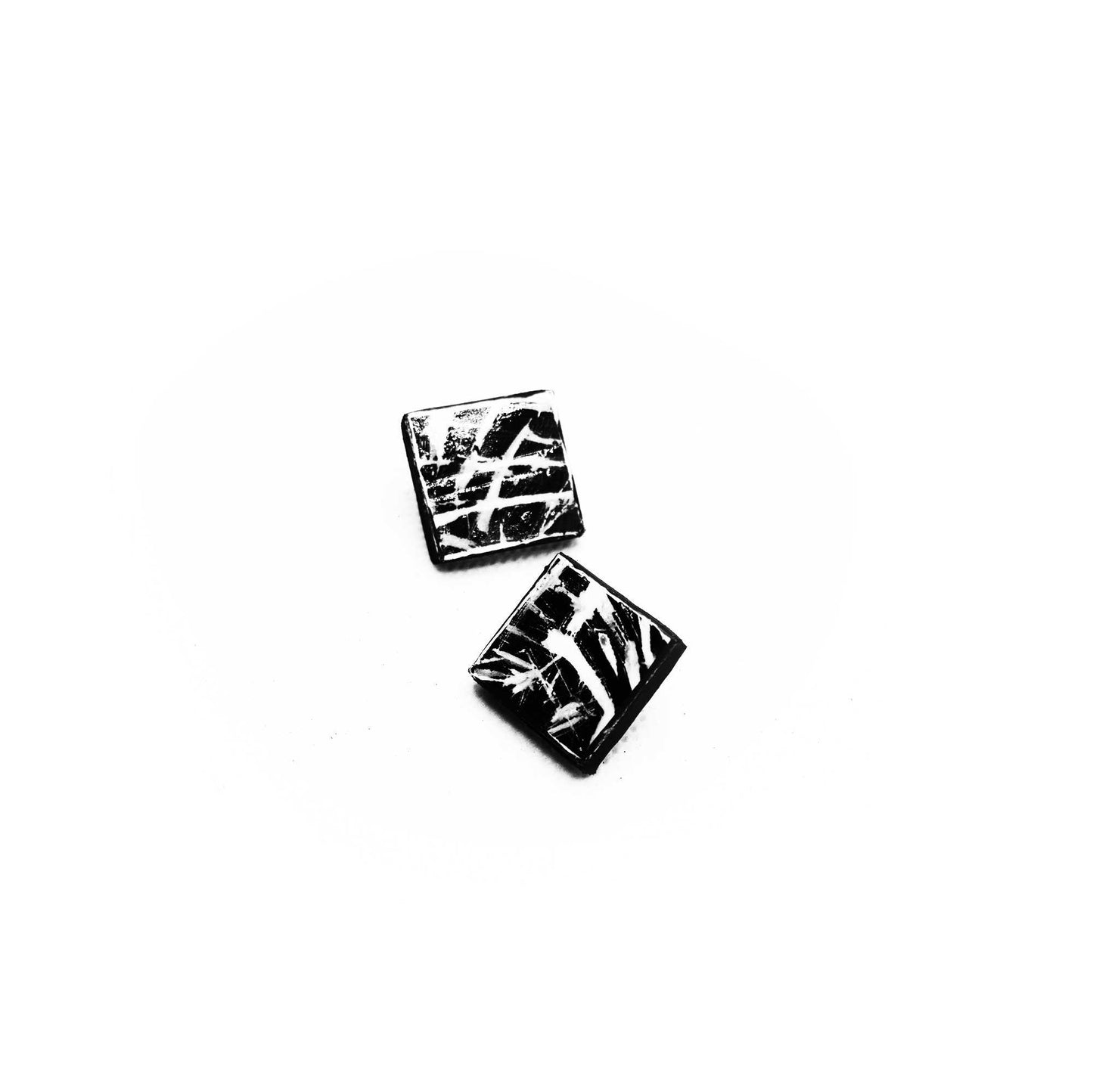 Boucles d'oreilles en liège peint à la main avec motif graphique noir et blanc, design minimaliste et angulaire