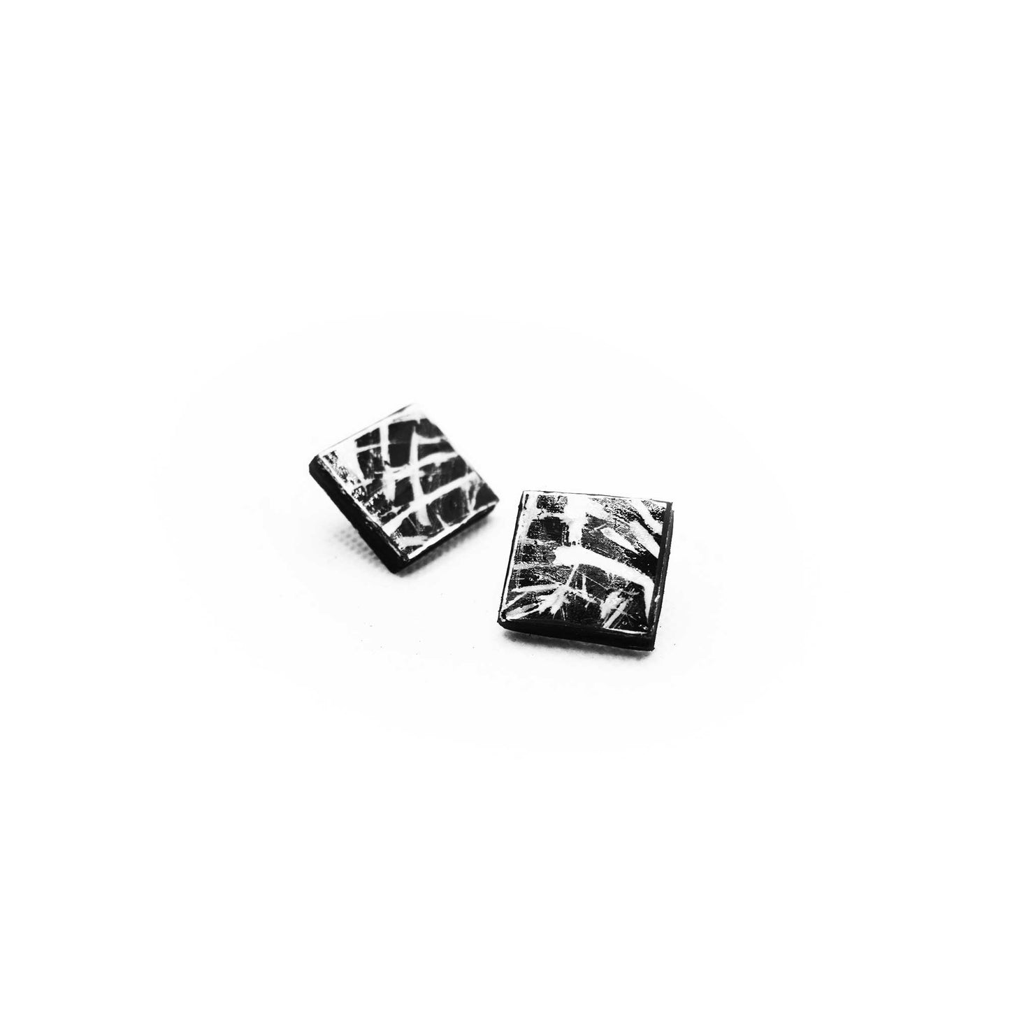Boucles d'oreilles en liège peint à la main, design graphique avec contraste noir et blanc, lignes épurées et modernes