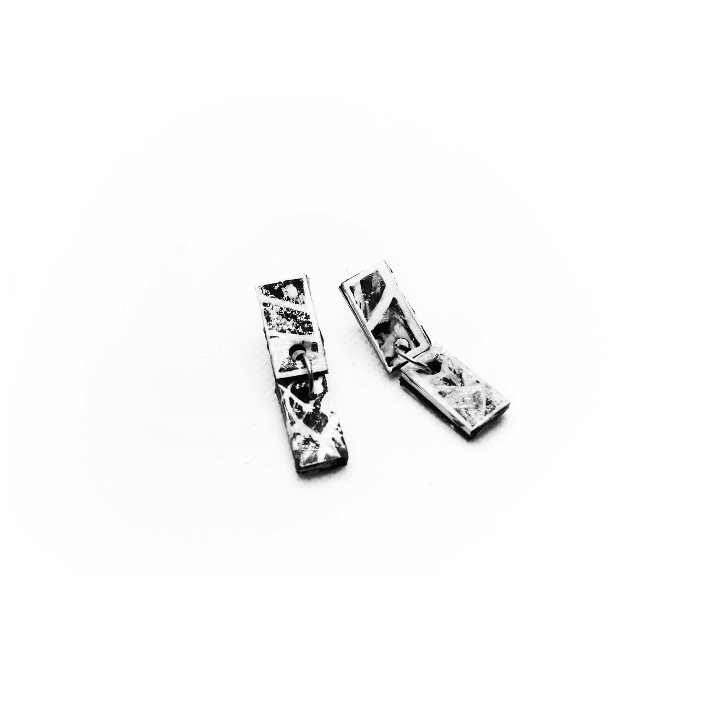 Boucles d'oreilles en liège, noir et blanc en parfaite harmonie, jeu subtil entre lumière et ombre