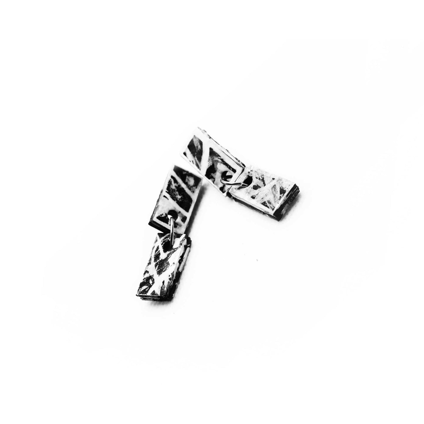 Boucles légères en liège, design inspiré du clair-obscur, noir et blanc contrasté et raffiné