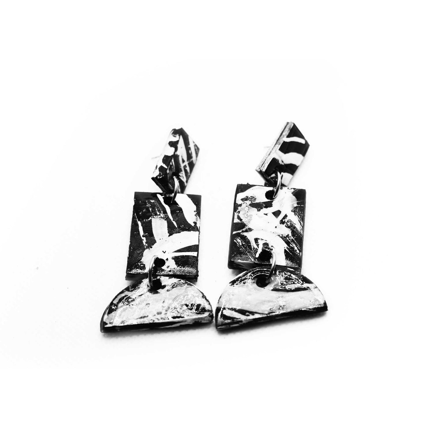 Boucles d'oreilles en liège peint à la main, design minimaliste en noir et blanc avec lignes simples et épurées