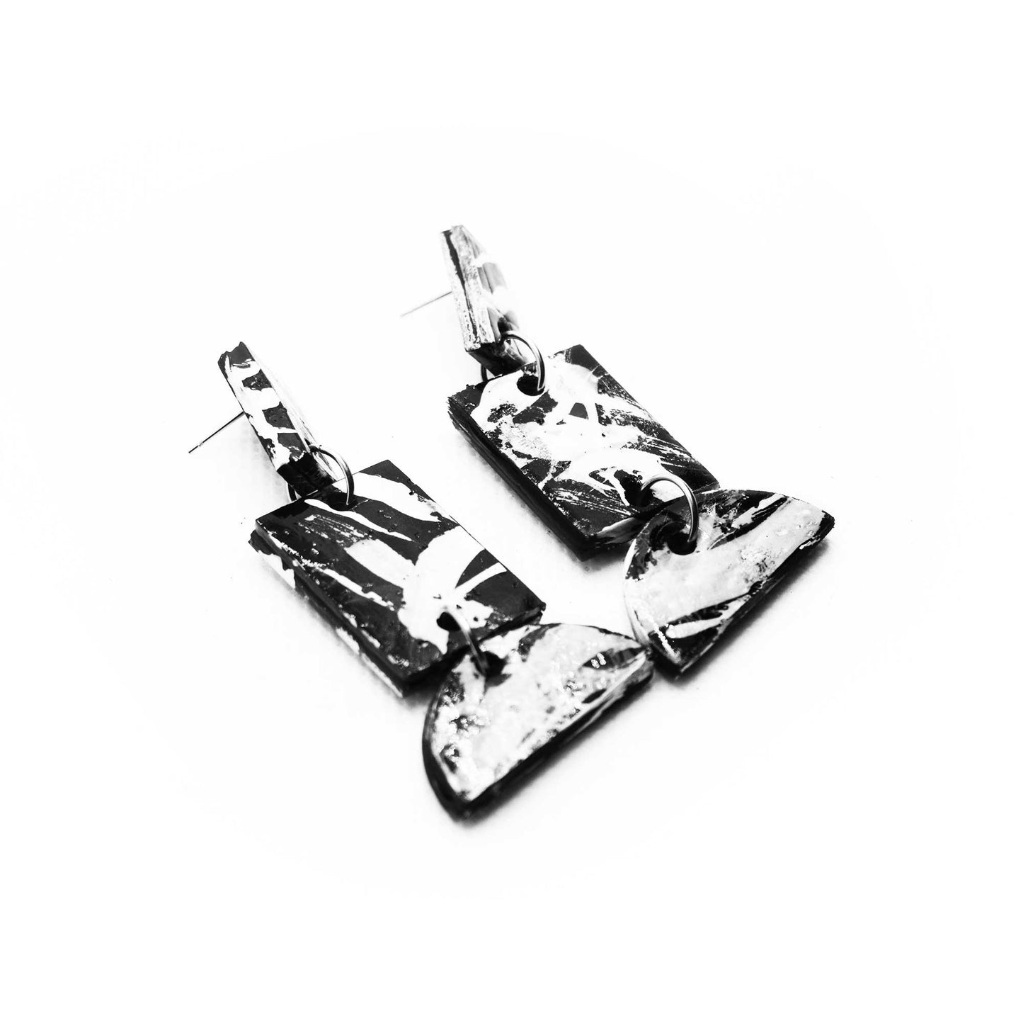 Boucles d'oreilles en liège peint à la main, style minimaliste parfaites pour un look chic