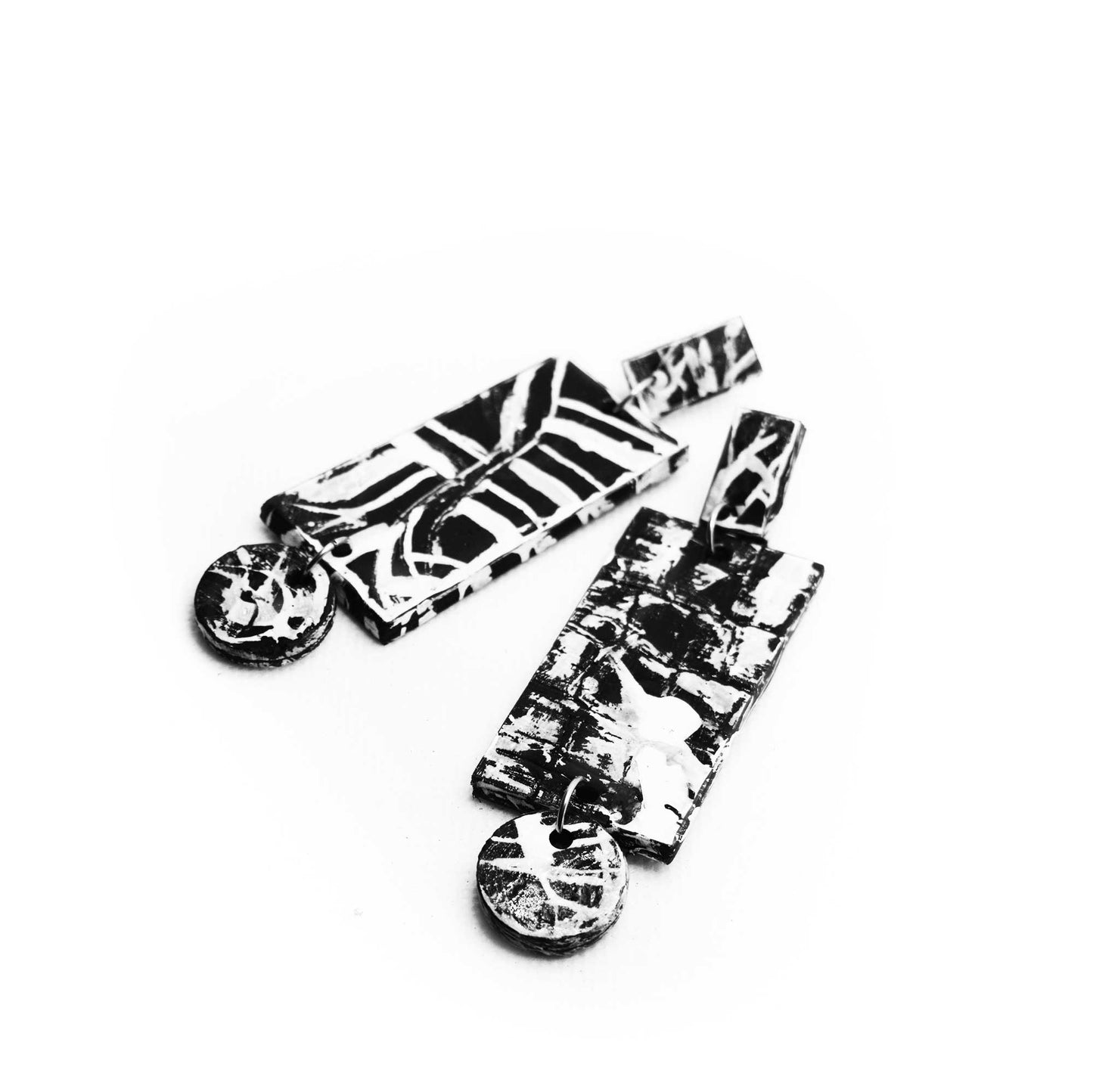 Boucles d'oreilles en liège peint, inspirées de l'origami, lignes nettes et contrastées en noir et blanc