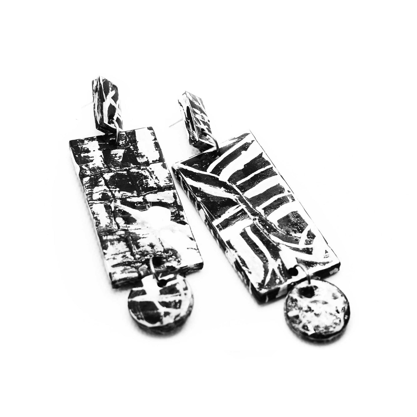 Boucles d'oreilles graphiques en liège, motifs angulaires inspirés de l'origami, noir et blanc intemporel
