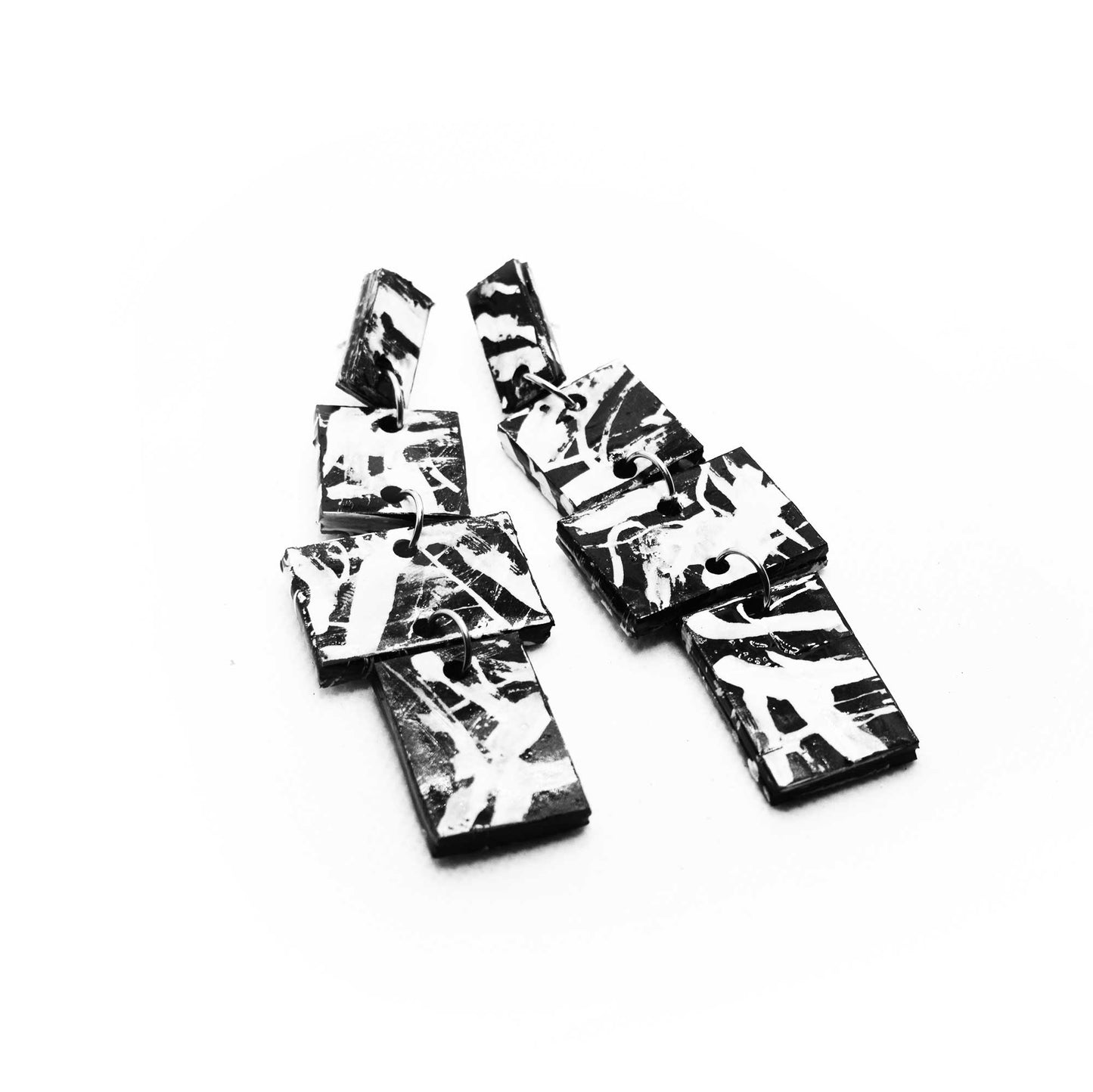 Boucles d'oreilles en liège peint à la main, forme sculpturale moderne en noir et blanc, design unique et original