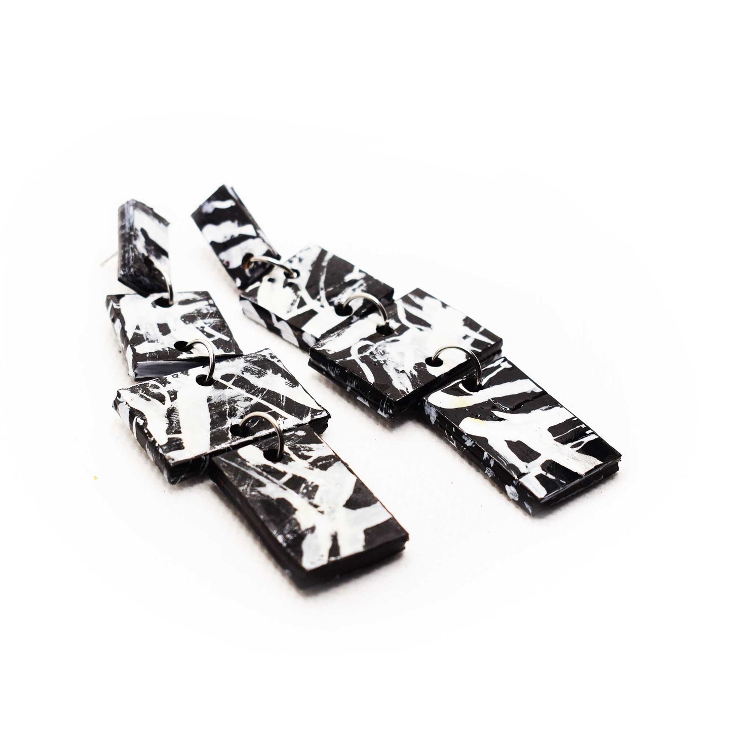 Boucles d'oreilles en liège peint à la main, forme sculpturale avec contraste de noir et blanc, style artistique et raffiné