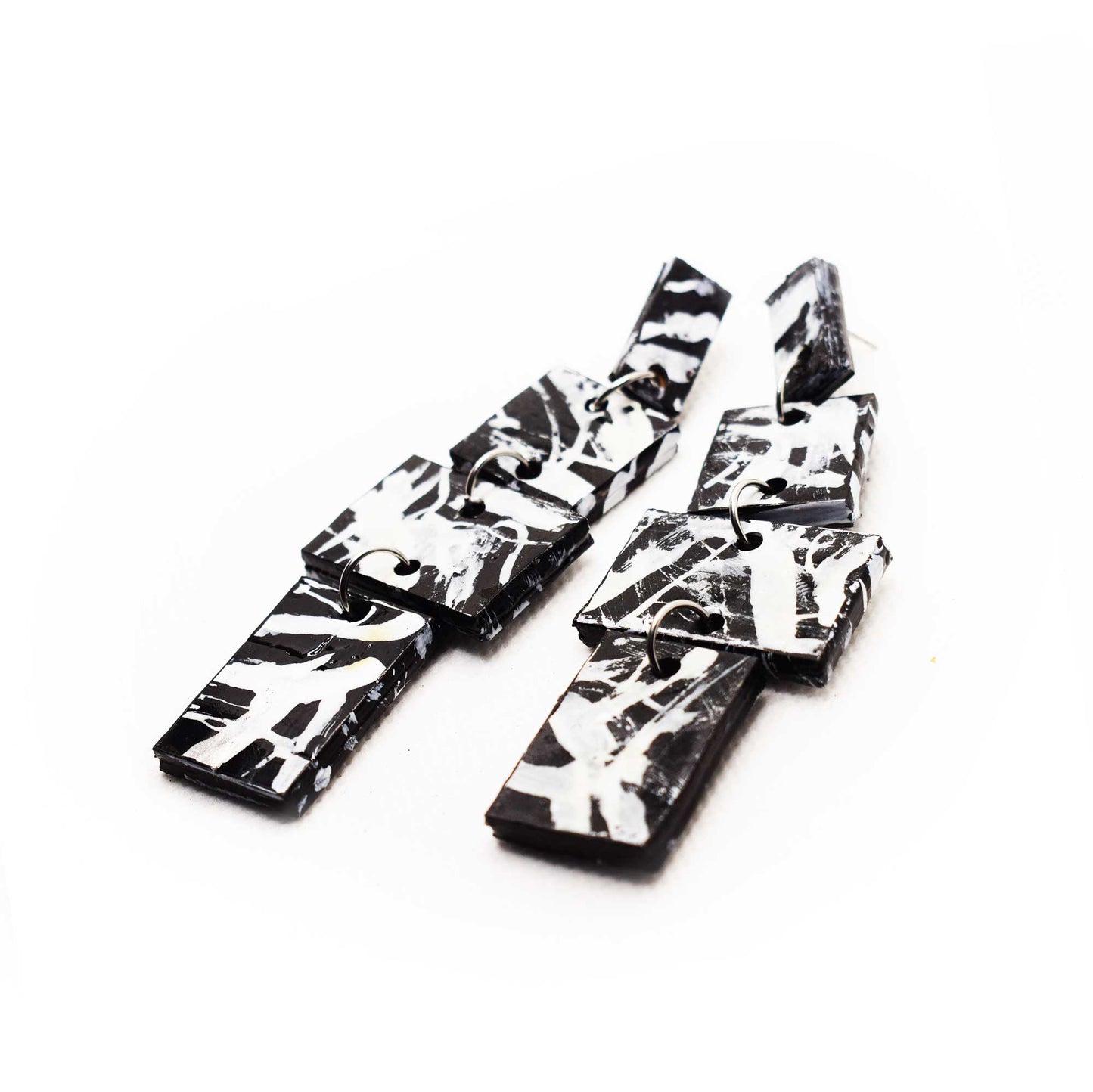 Boucles d'oreilles en liège peint à la main, design contemporain en noir et blanc, lignes simples et élégantes