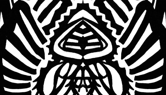 llustration d'un bijou en liège peint à la main, avec un design graphique minimaliste en noir et blanc, mettant en valeur des formes géométriques épurées