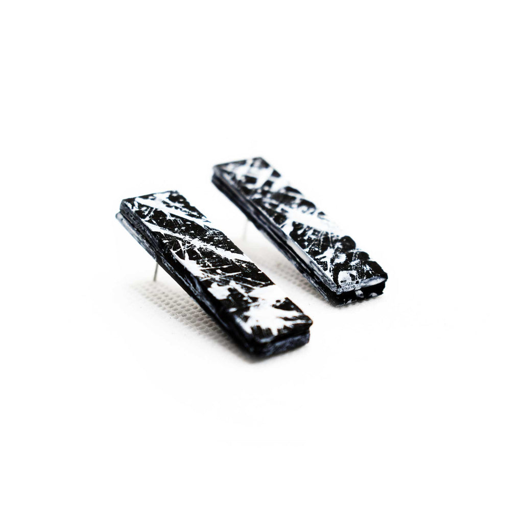 Boucles d'oreilles en liège peint à la main, inspirées du style Art Déco, motifs géométriques noirs et blancs
