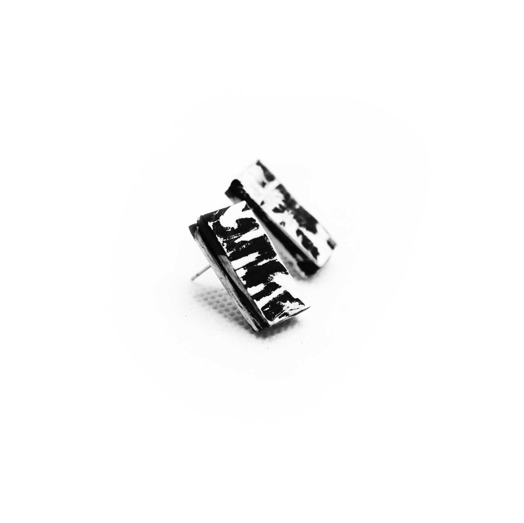 Boucles d'oreilles en liège peint à la main, design avec un fort graphisme en noir et blanc