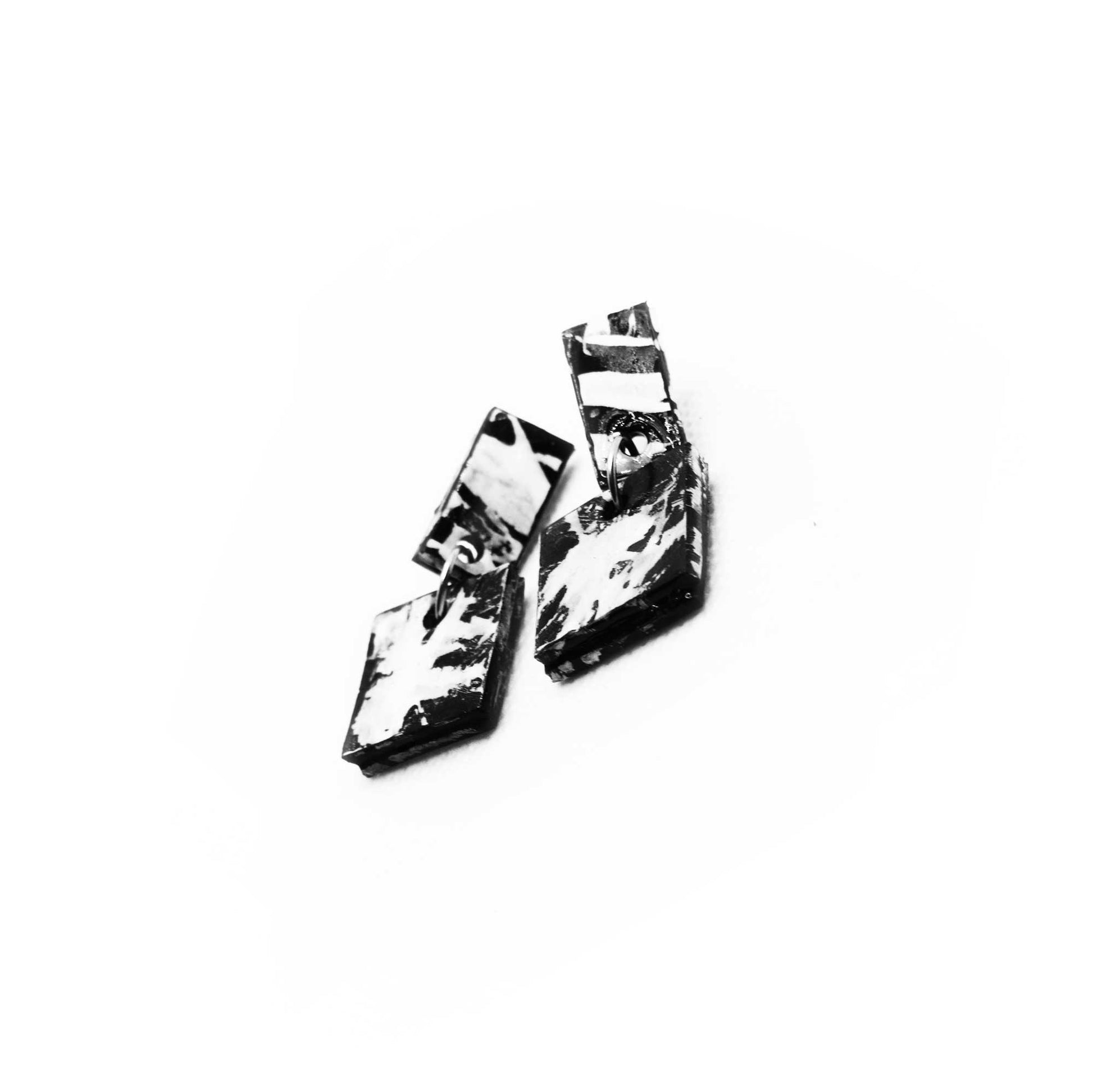 Boucles en liège ultralégères, asymétrie maîtrisée en noir et blanc, pour un look artistique audacieux