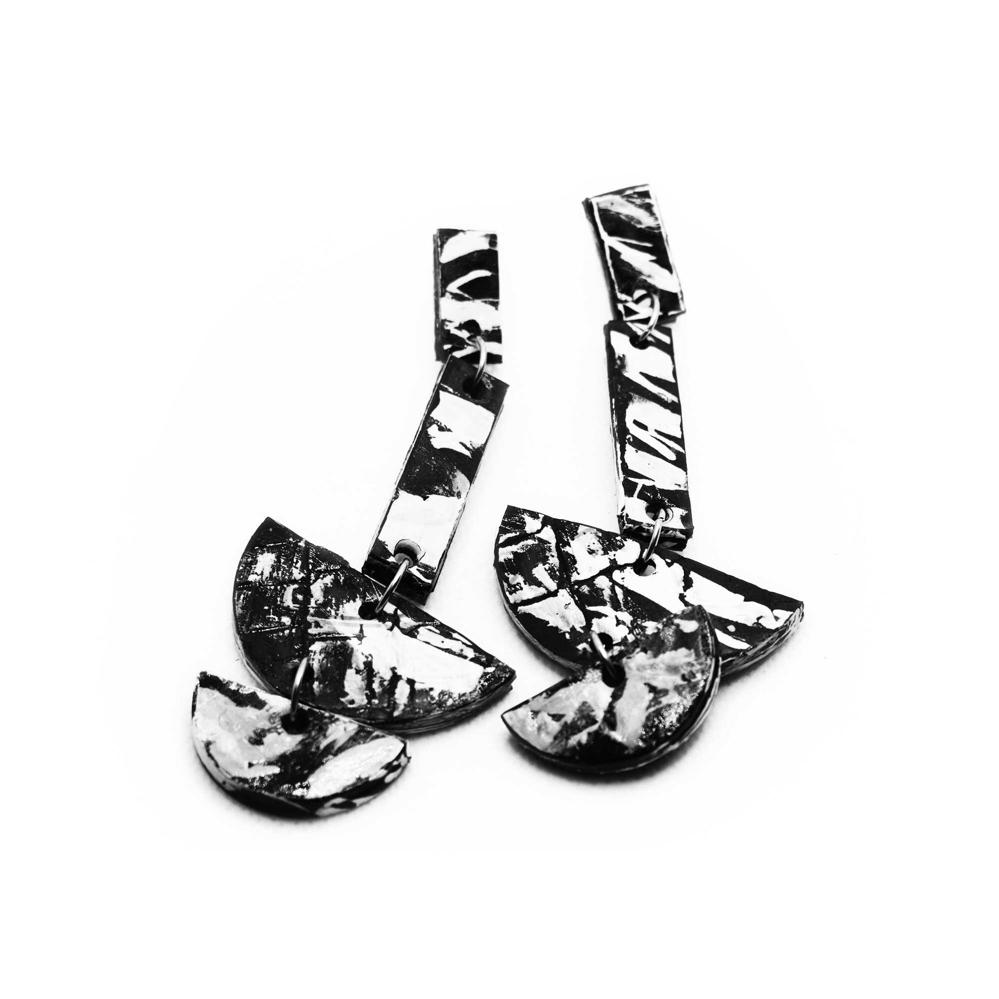 Boucles d'oreilles en liège peint à la main, design graphique saisissant en noir et blanc, formes angulaires