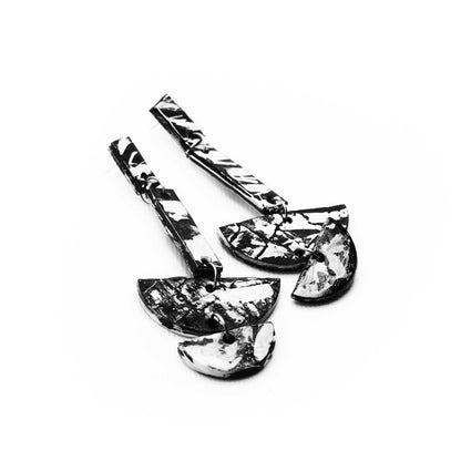 Boucles d'oreilles en liège peint à la main, design épuré avec accents de noir et blanc, pour un look élégant
