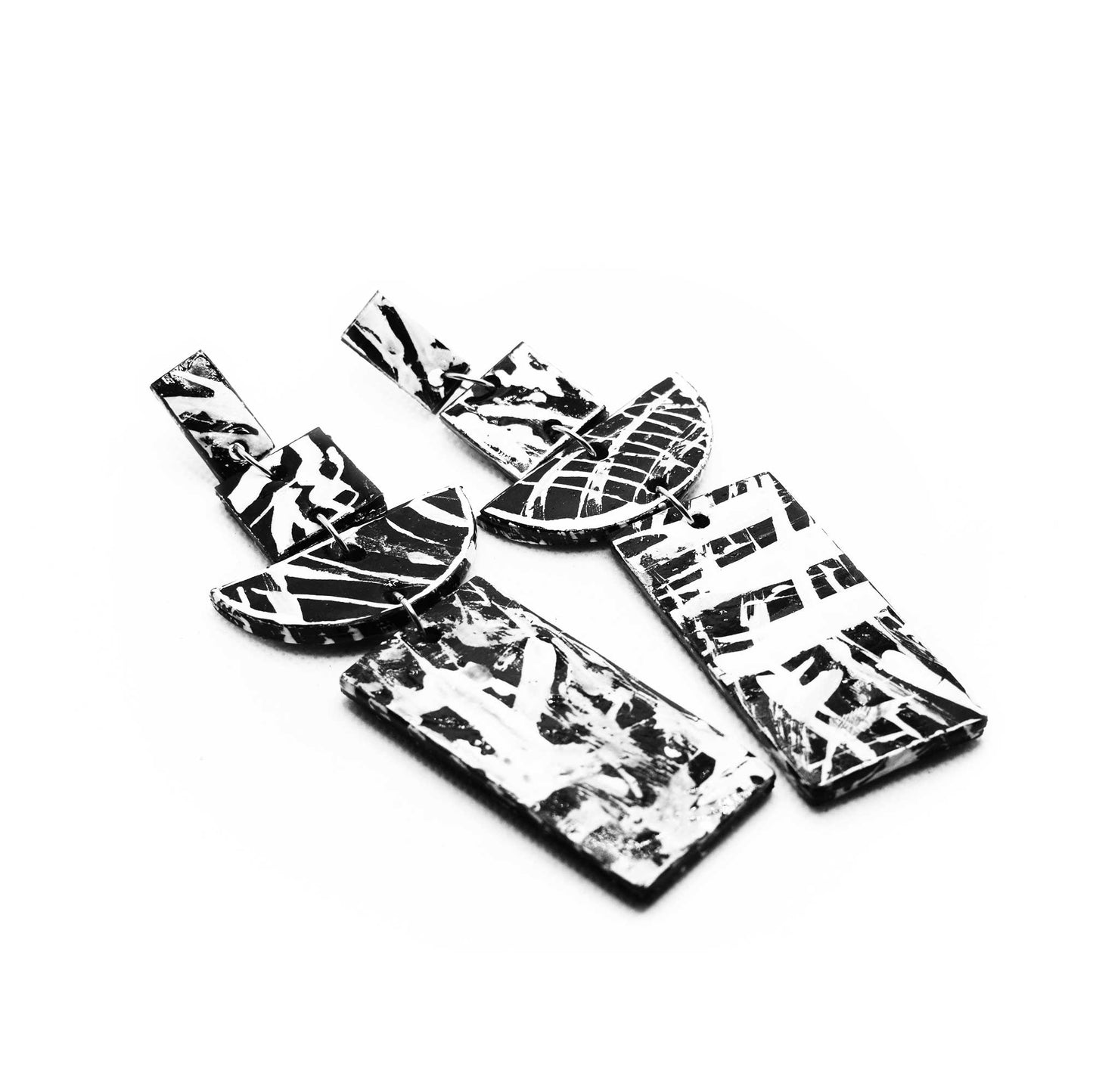 Boucles d'oreilles en liège peint à la main, précision géométrique avec des lignes nettes en noir et blanc