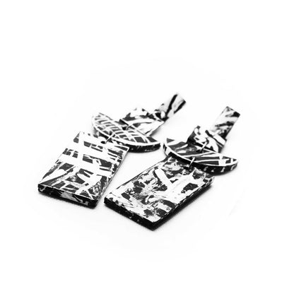 Boucles d'oreilles en liège peint à la main, design moderne et épuré en noir et blanc, lignes nettes et géométriques