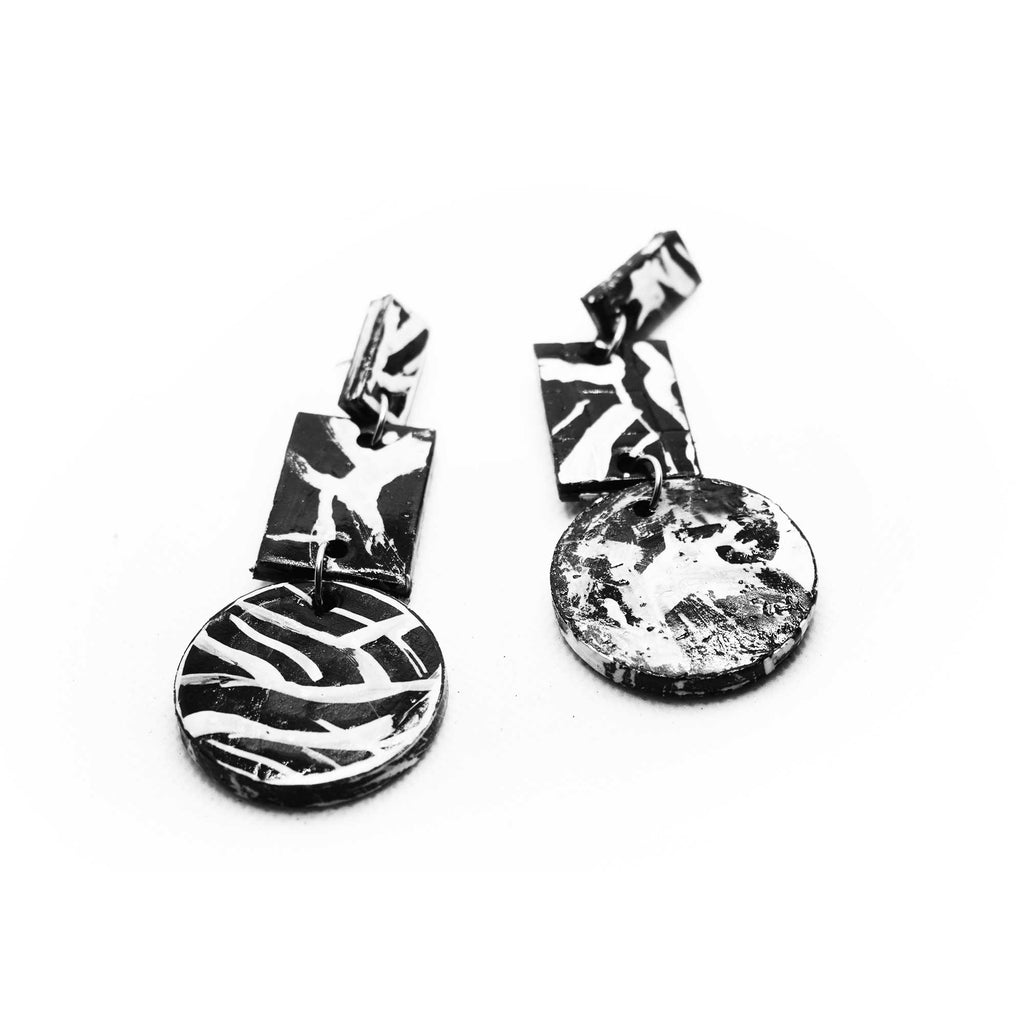 Boucles d'oreilles en liège peint à la main, lignes fines en noir et blanc, design épuré et élégant