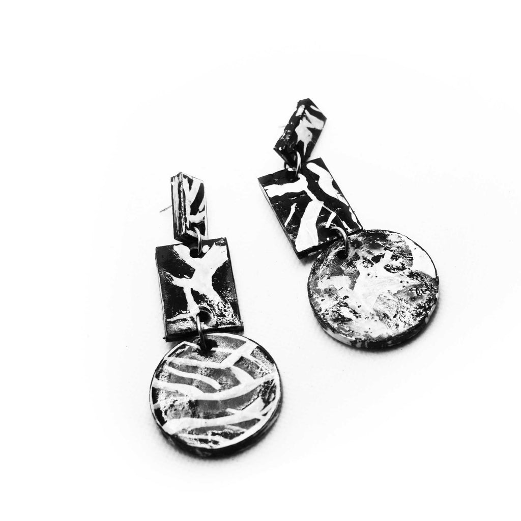 Boucles d'oreilles en liège peint à la main, design horizontal minimaliste en noir et blanc, pour un style raffiné