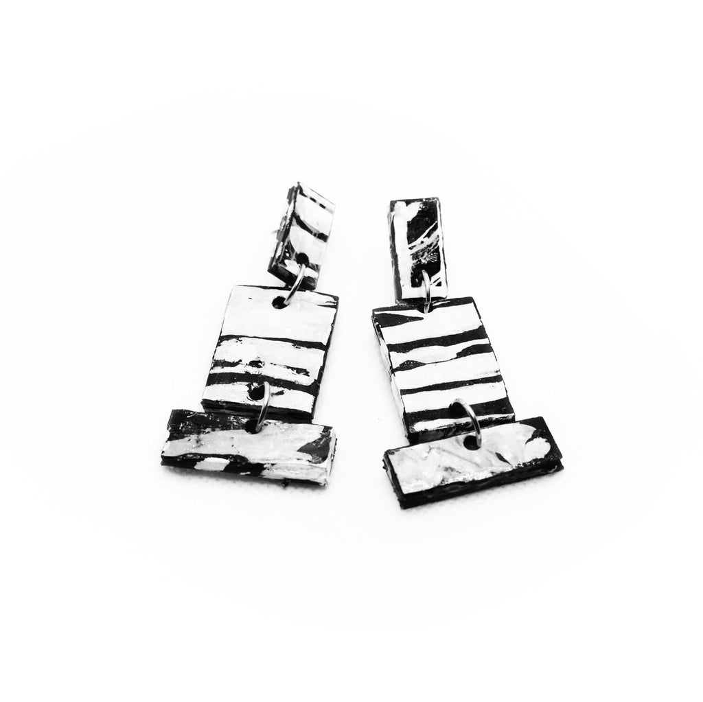 Boucles d'oreilles en liège peint à la main, design minimaliste avec lignes noires épurées sur fond blanc