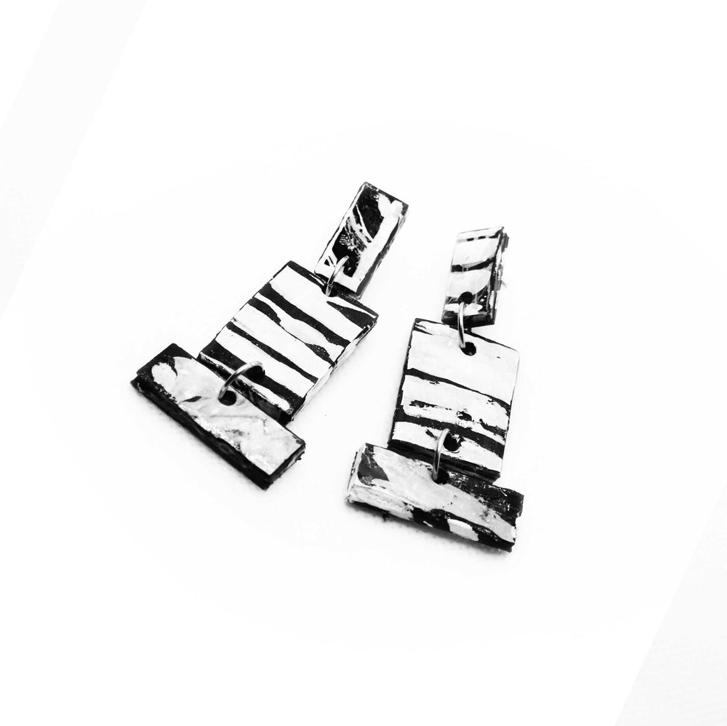 Boucles d'oreilles en liège, motif graphique noir et blanc, contrastes nets et design moderne