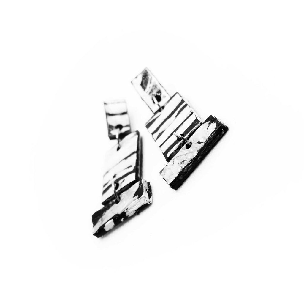 Boucles d'oreilles en liège peintes à la main, lignes géométriques fines et précises, noir et blanc