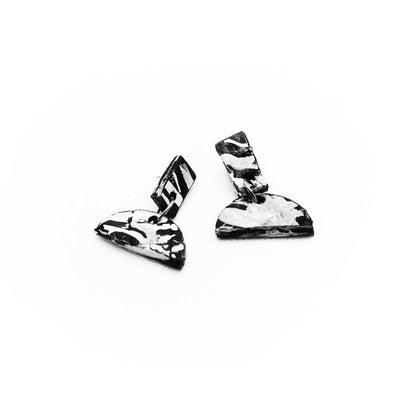 Boucles d'oreilles en liège noir et blanc, design minimaliste et graphique, élégance subtile