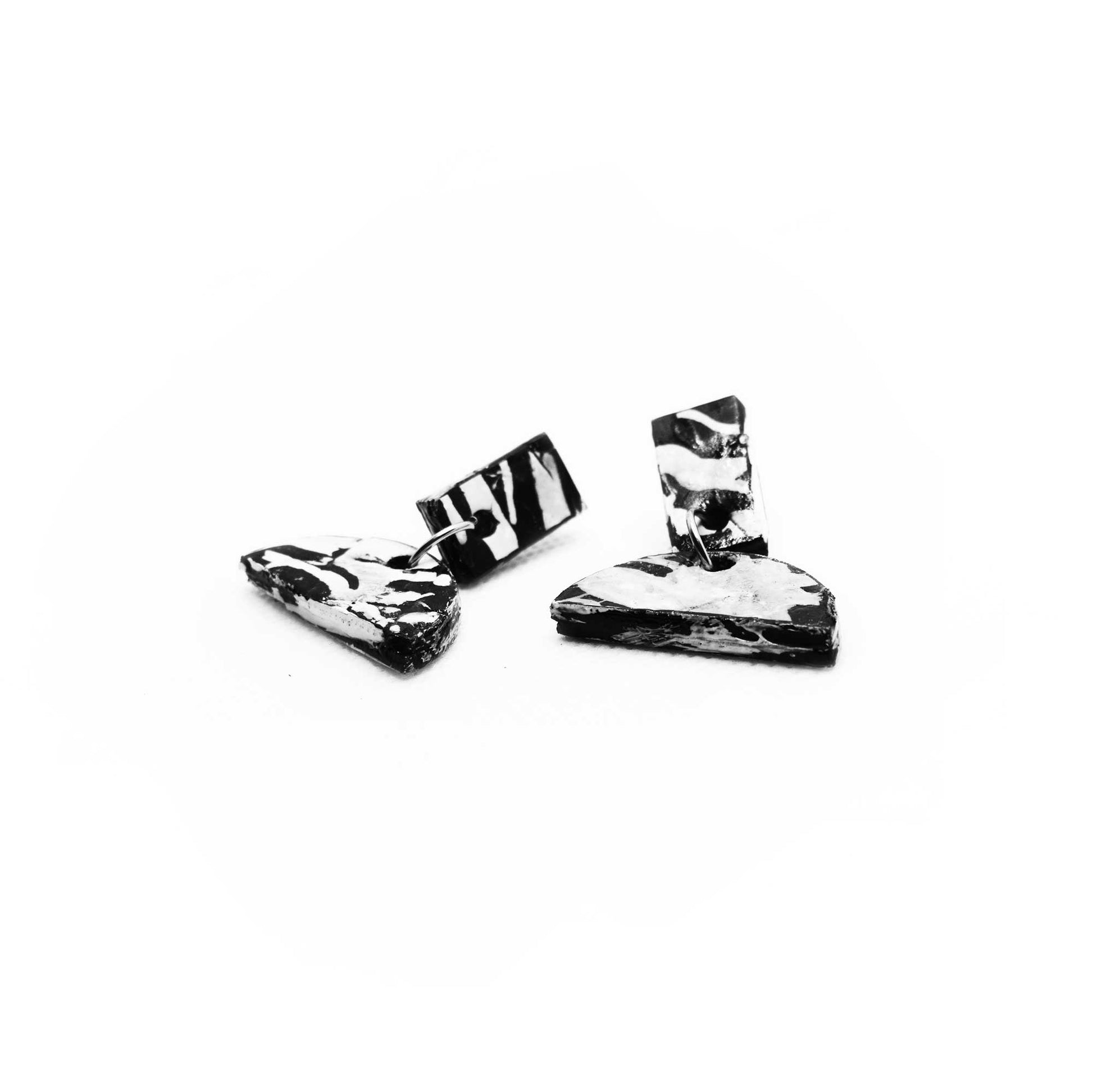 Boucles graphiques peintes à la main, motifs noirs et blancs minimalistes, pour un style épuré