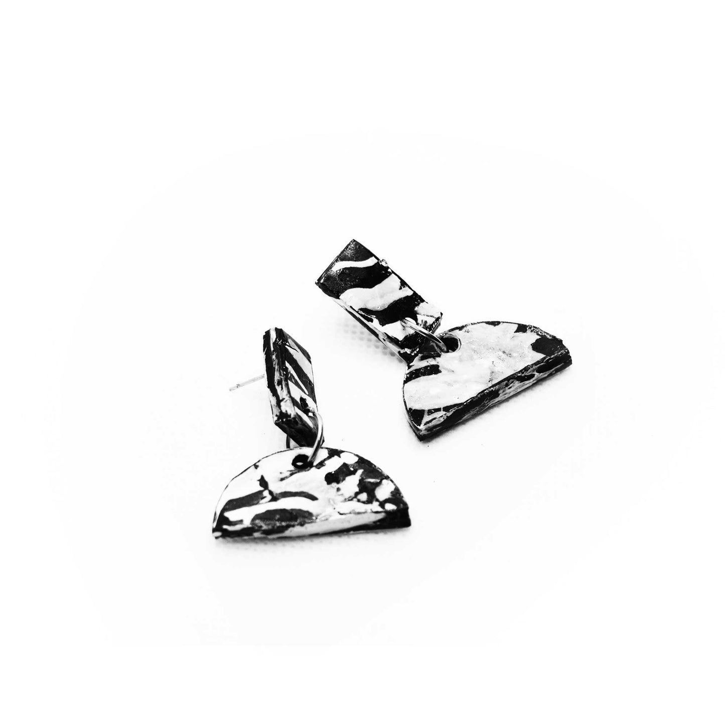 Boucles en liège légères et modernes, minimalisme absolu en noir et blanc, contraste épuré