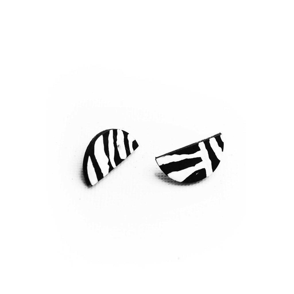 Boucles d'oreilles modernes en liège, design épuré noir et blanc, parfaites pour un look contemporain