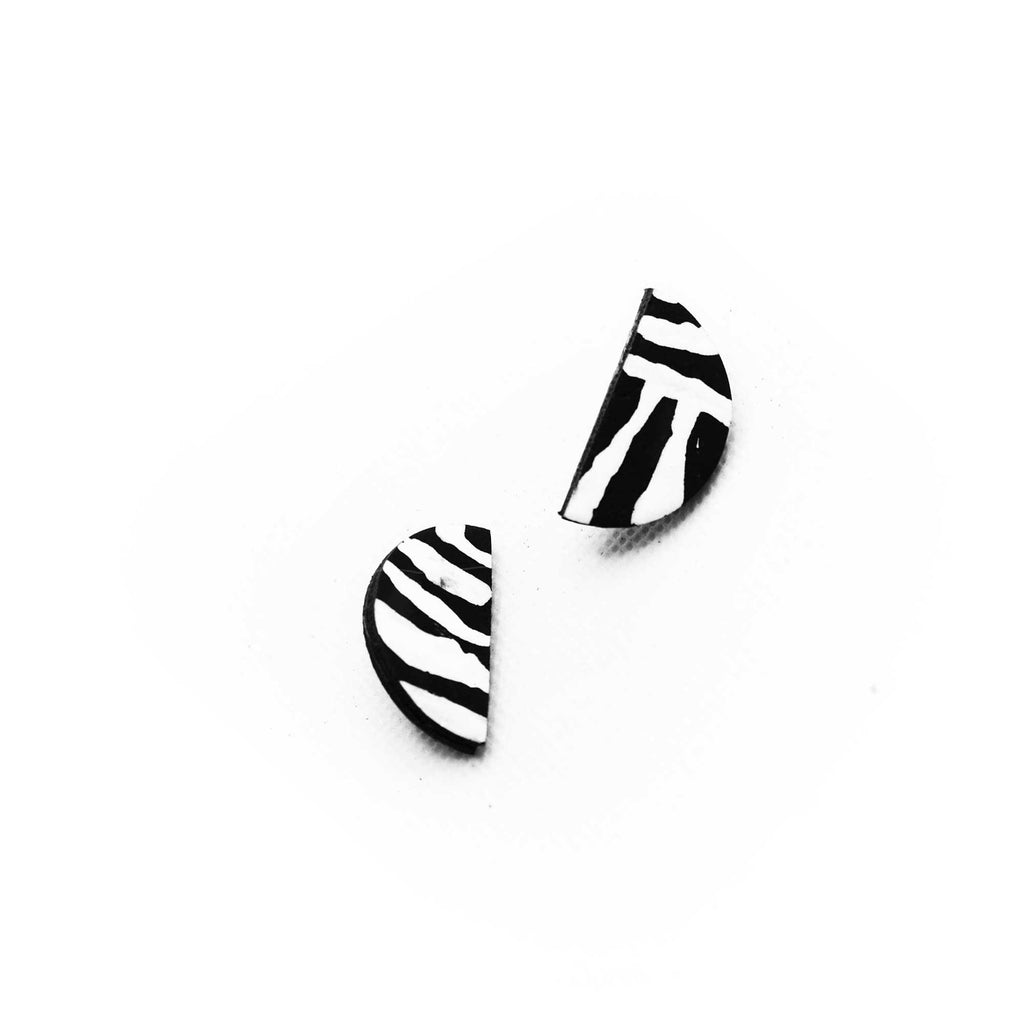 Boucles en liège léger, motifs noirs et blancs inspirés du modernisme, style graphique et élégant