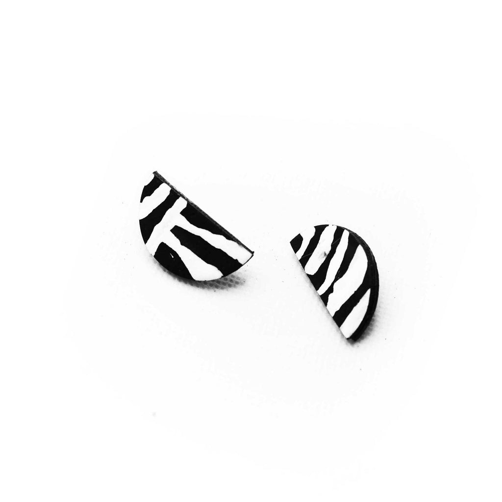 Boucles d'oreilles peintes à la main, contraste noir et blanc net, design architectural et moderne
