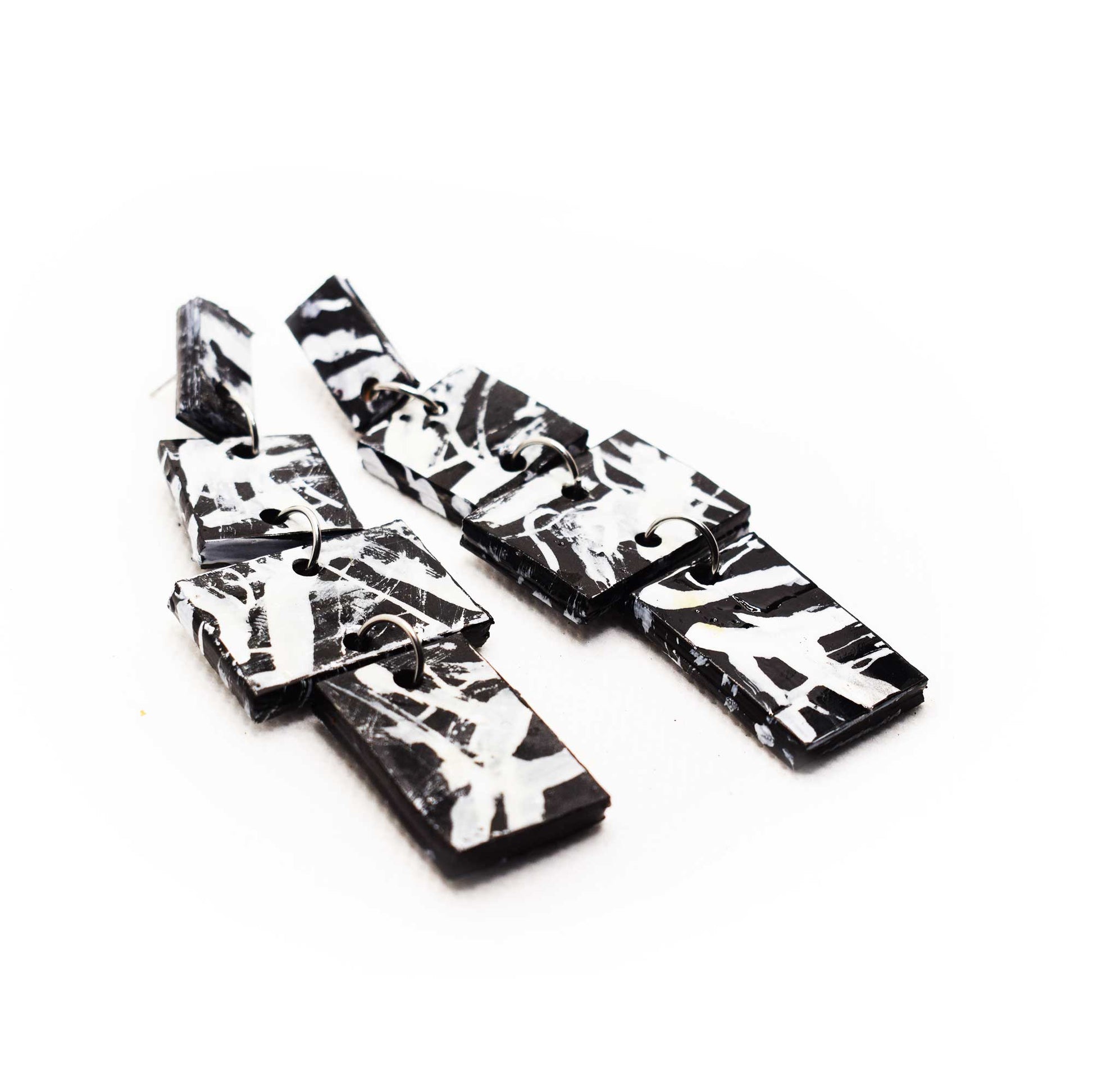 Boucles d'oreilles en liège peint à la main, forme sculpturale avec contraste de noir et blanc, style artistique et raffiné