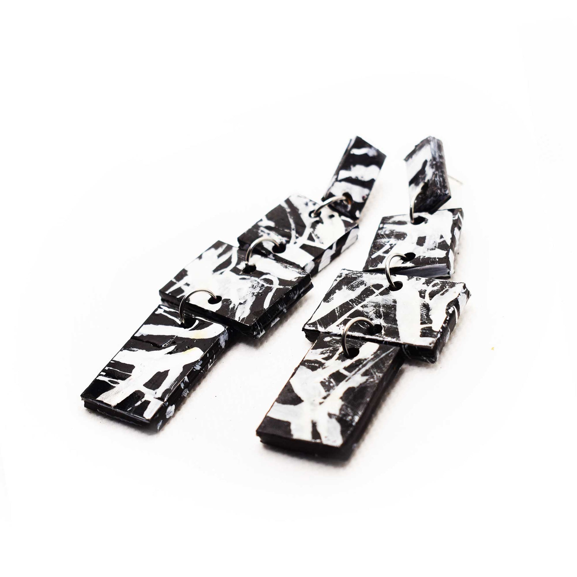 Boucles d'oreilles en liège peint à la main, design contemporain en noir et blanc, lignes simples et élégantes