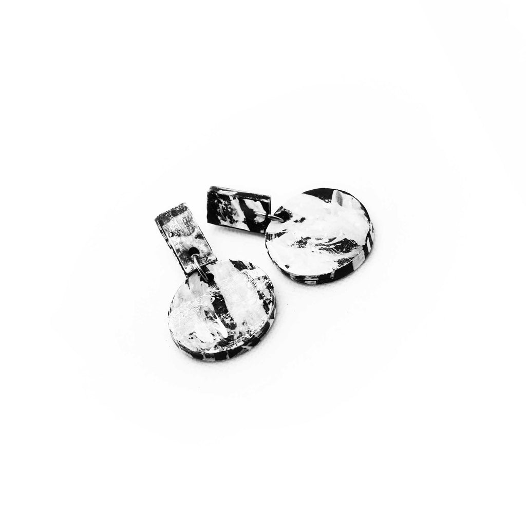 Boucles d'oreilles en liège peint à la main, design distinctif avec un contraste saisissant noir et blanc
