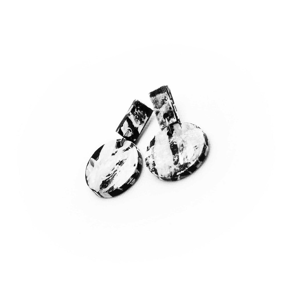 Boucles d'oreilles en liège peint à la main, motifs distinctifs en noir et blanc, parfaites pour un look artistique