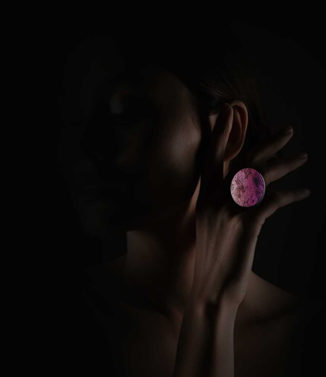 Femme qui porte bague Circle en cuir pearl rose de la marque Paola Borde
