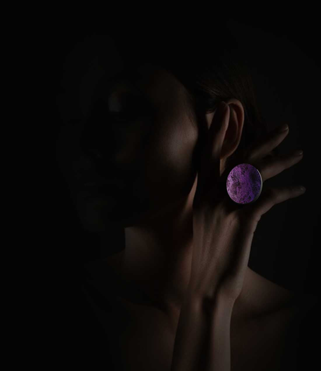 Femme qui porte bague Circle en cuir pearl violet de la marque Paola Borde
