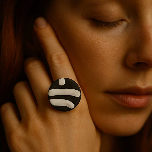Bague en liège peinte à la main, forme ronde, motif noir et blanc graphique, fabriquée en France
