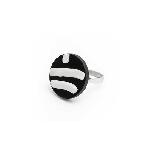 Bague en liège naturel peint à la main, modèle Signe, plateau rond noir et blanc au design graphique
