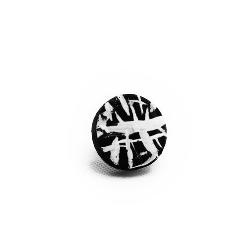 Bague en liège peint à la main, design moderne avec lignes noires épurées