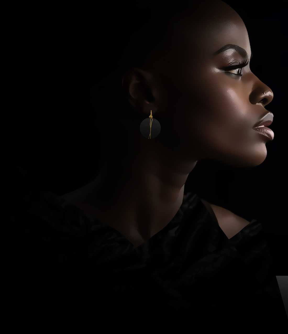 Femme qui porte boucles d’oreilles Round Wire S en cuir noir de la marque Paola Borde