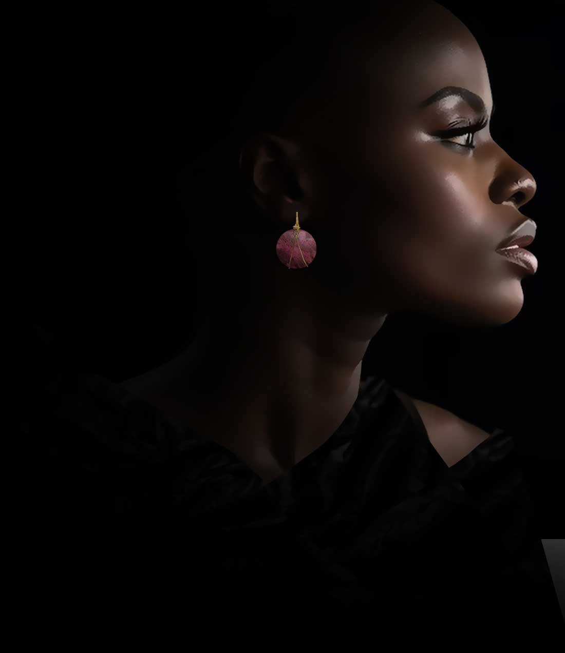 Femme qui porte boucles d’oreilles Round Wire S en cuir pearl rose de la marque Paola Borde