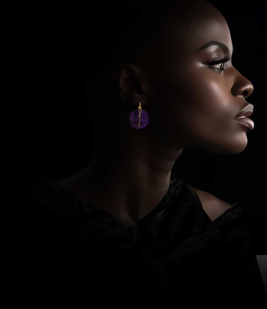 Femme qui porte boucles d’oreilles Round Wire S en cuir pearl violet de la marque Paola Borde