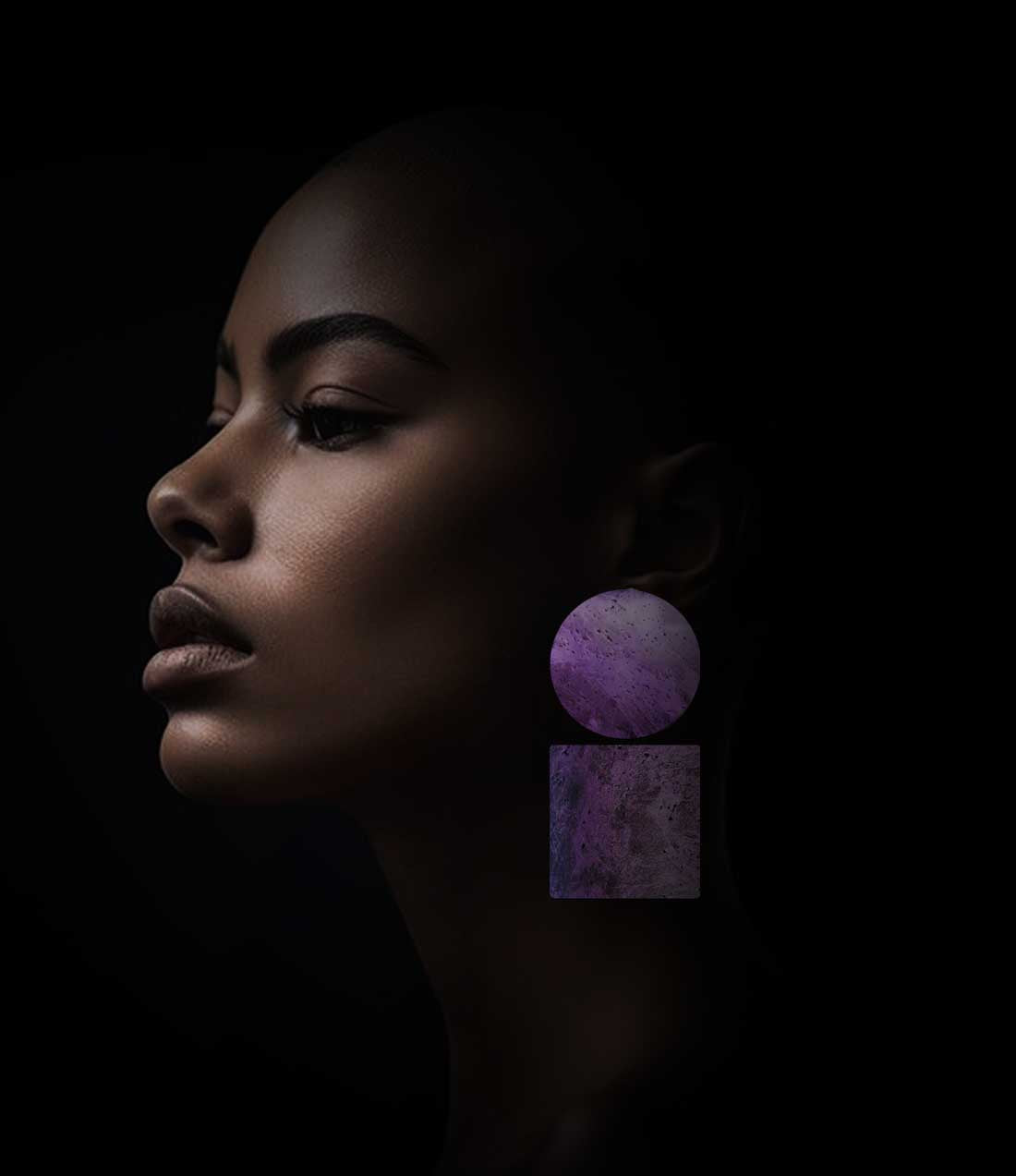 Femme qui porte boucles d’oreilles Round Square en cuir violet de la marque Paola Borde